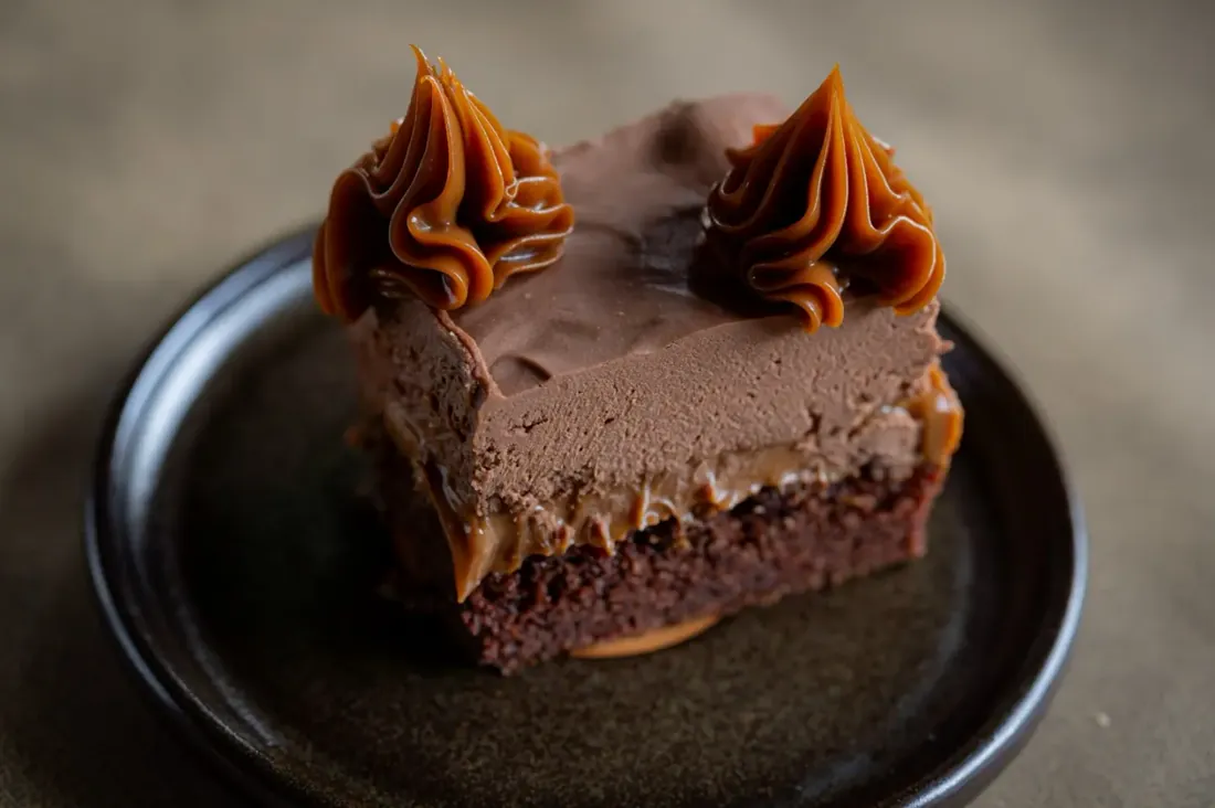 Porción de torta mousse de chocolate y dulce de leche