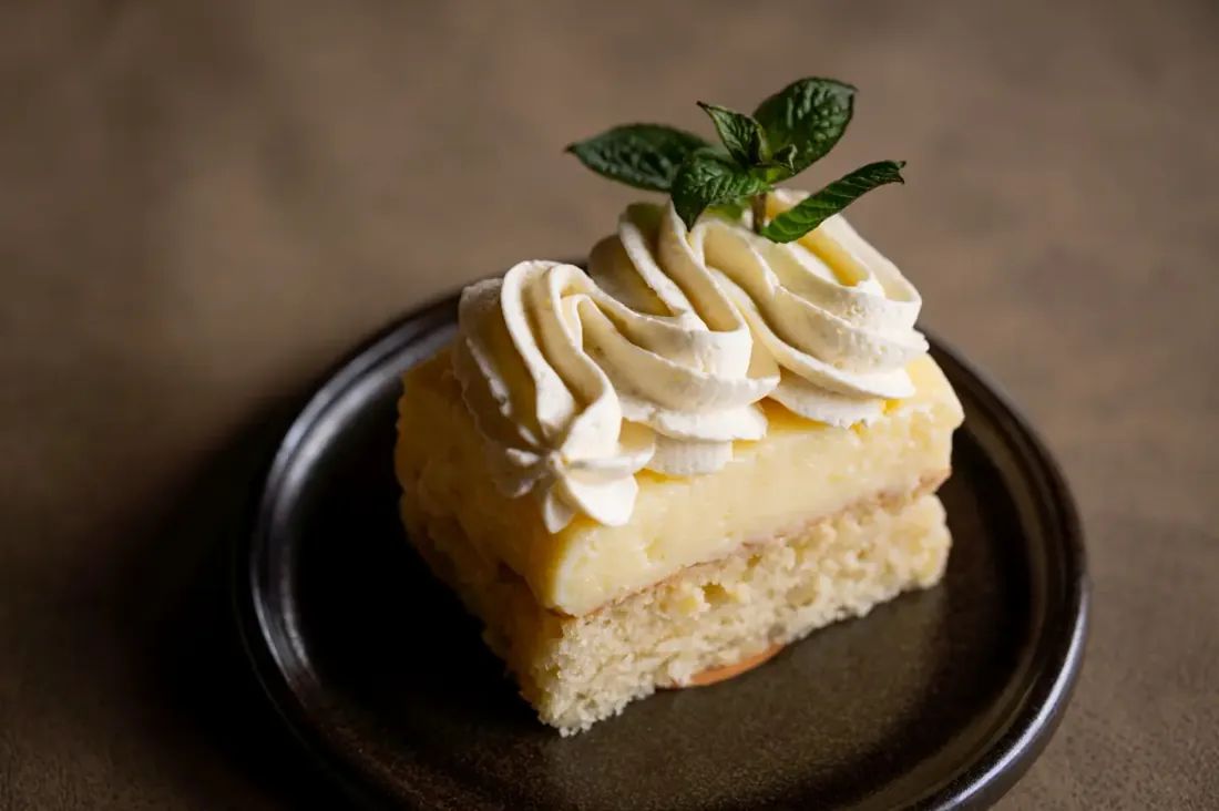 Porción de lemon pie con crema chantilly