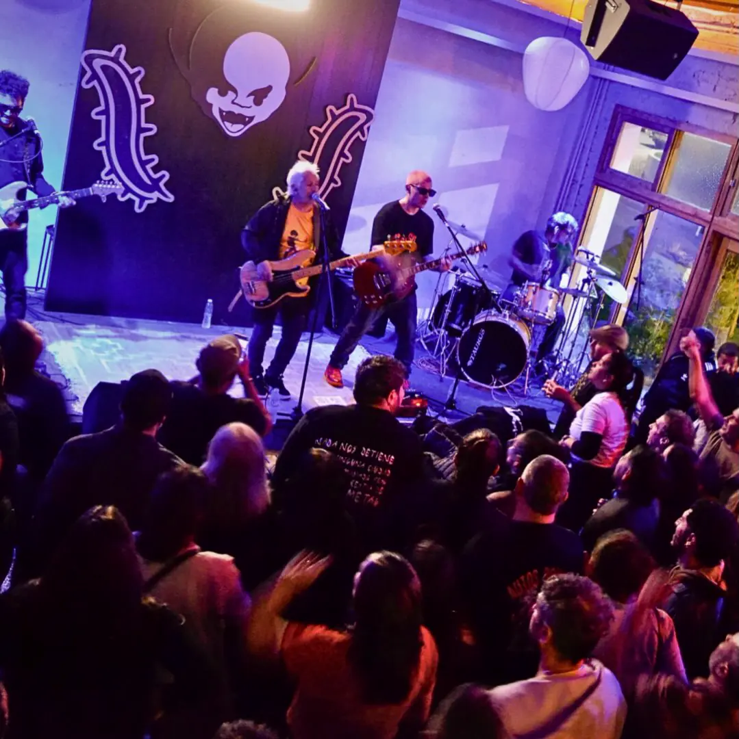 Noche de show en vivo en Refugio