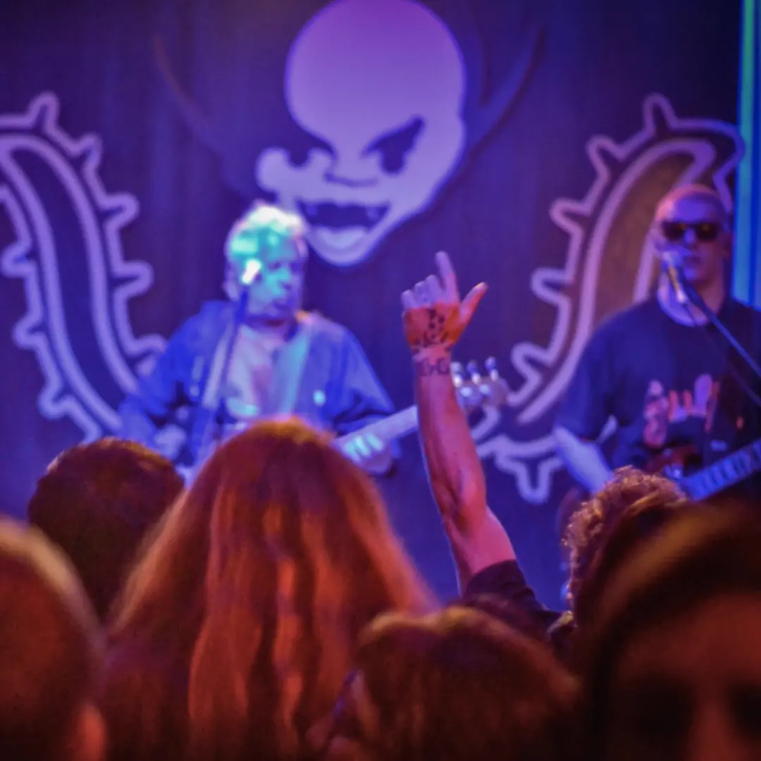 Noche de show en vivo en Refugio