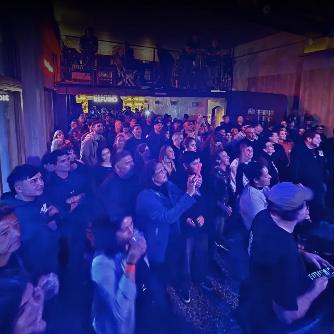 Noche de show en vivo en Refugio